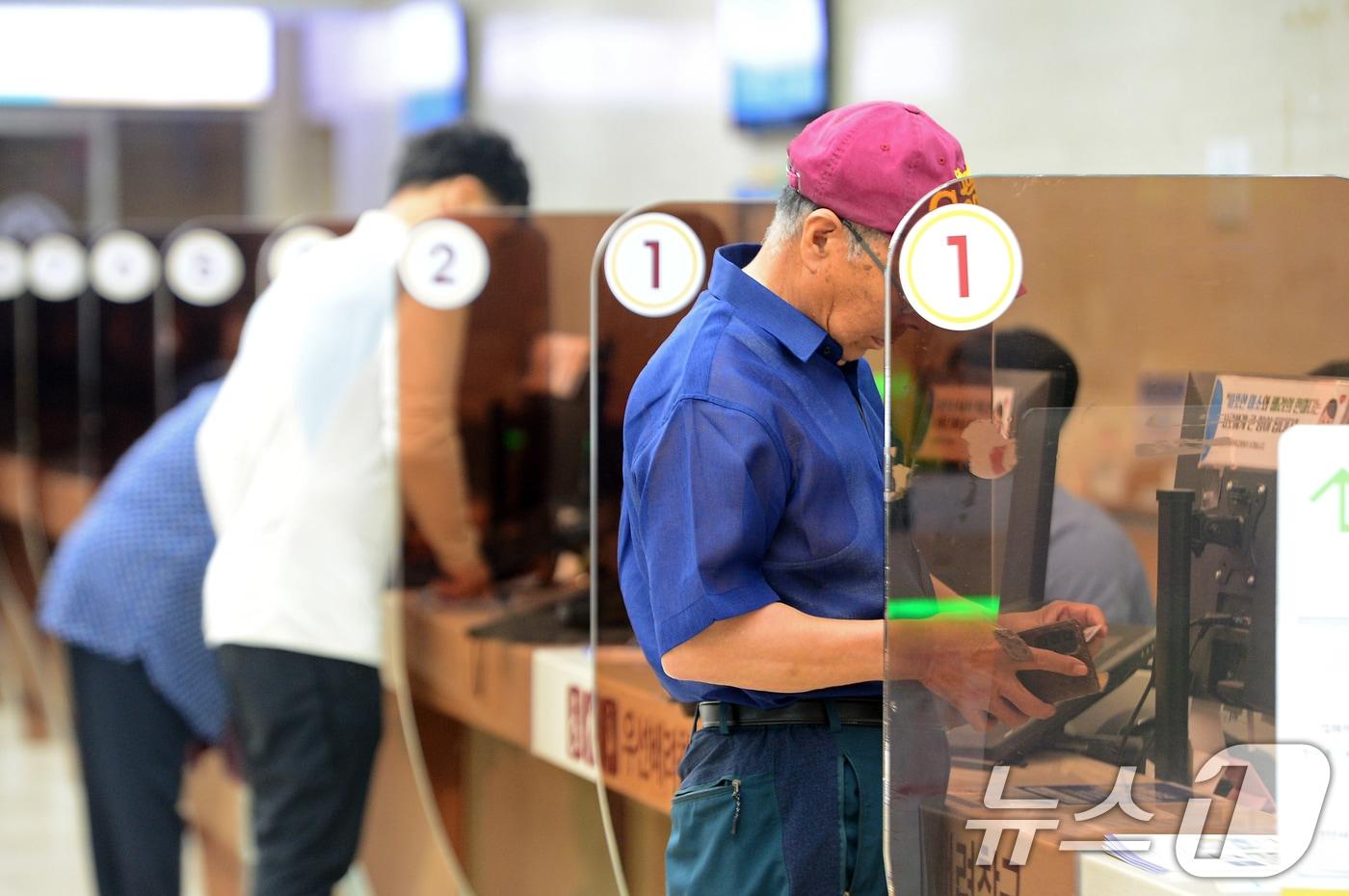 18일 오전 광주의 한 대학병원에서 한 시민이 진료 접수를 하고 있다. &#40;사진은 기사 내용과 무관함&#41; /뉴스1 ⓒ News1 이승현 기자