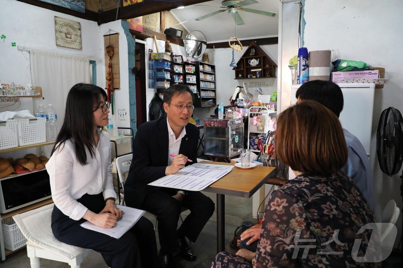 이형일 통계청장이 지난 13일 대전 소제동 문화거리에 위치한 음료소매점인 소제점방을 방문해 '2024년 경제통계 통합조사' 협조를 당부하고 있다. 2024.06.18. (통계청 제공)
