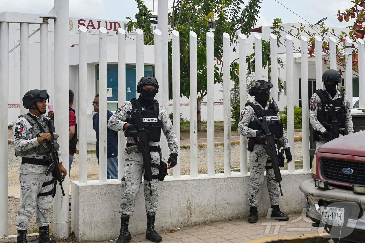 본문 이미지 - 17일(현지시간) 살바도르 비얄바 플로레스 멕시코 게레로주 코팔라 시장 당선인의 살해 현장에 군인들이 배치됐다. 2024.06.17 ⓒ AFP=뉴스1 ⓒ News1 정지윤 기자