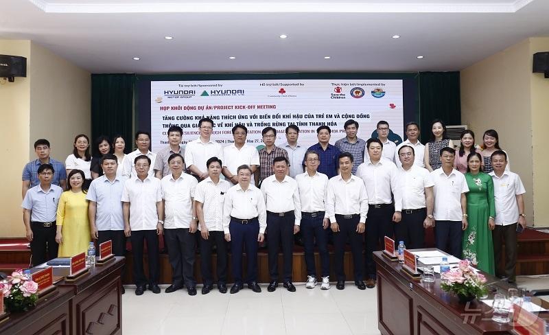 본문 이미지 - 현대엔지니어링 13호 새희망학교 프로그램의 일환으로 지원하는 베트남 타인호아성 기후변화 대응 사업의 착수식 이후, 관계자들이 기념사진을 촬영하고 있다. (현대엔지니어링 제공)