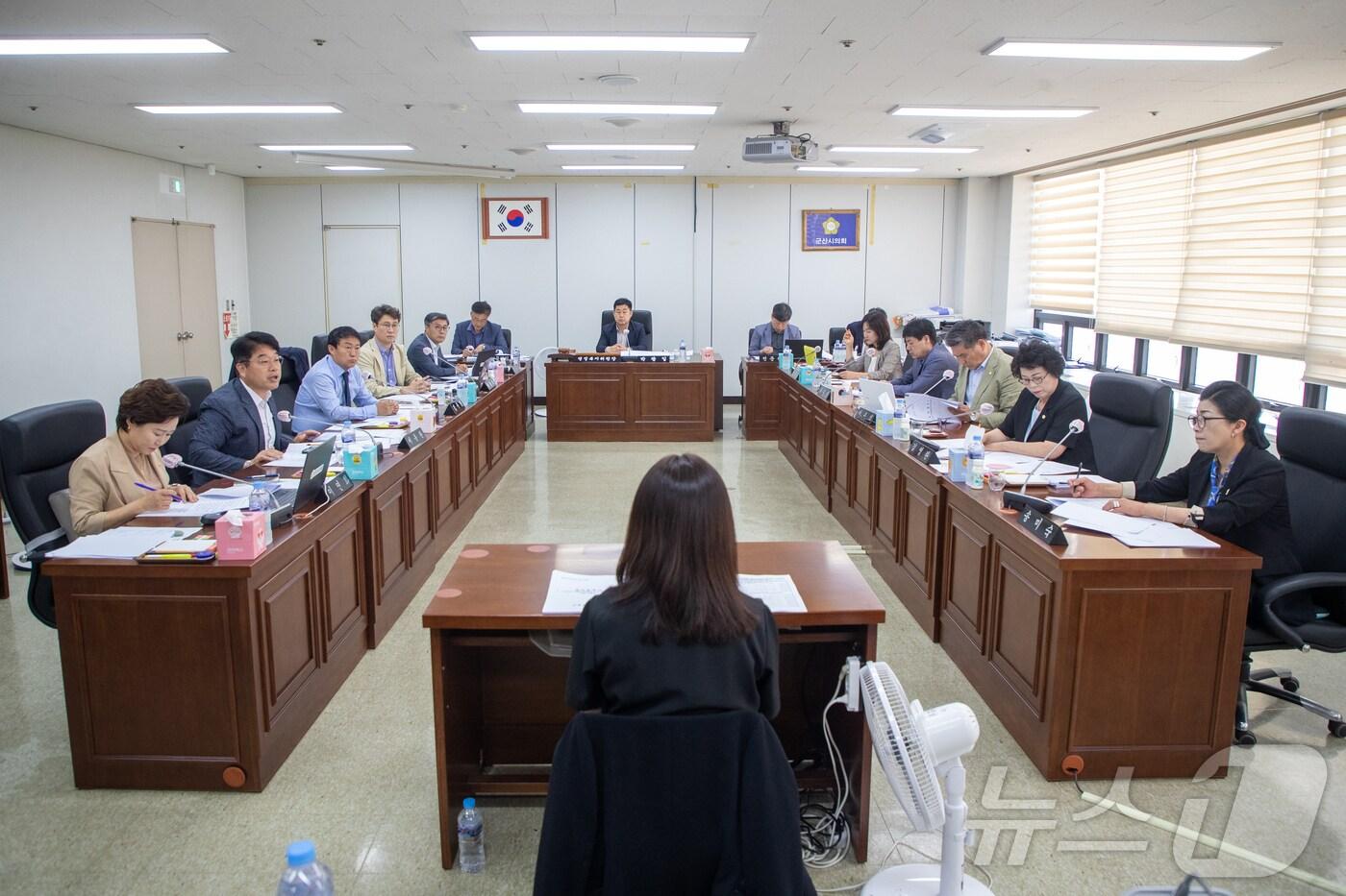 본문 이미지 - 군산시의회 행정복지위원회가 군산시에서 상정한 제1회 추경 예산 심사를 진행하고 있다.(군산시의회 제공) 2024.6.18/뉴스1