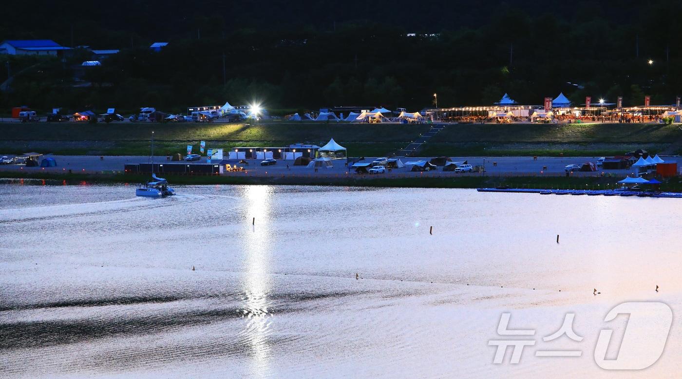지난해 6월 17일 강원 인제군 남면 빙어호 일원에서 열린 &#39;제1회 인제 캠프LAKE 페스티벌’ 주변에 붉은 노을이 지고 있다.  이 행사에는 아름다운 여름의 소양강을 배경으로 한 넓은 캠핑장과 대형 물놀이장, 워터슬라이드, 수상레저시설 등이 운영됐다. &#40;인제군 제공&#41; 2024.6.18./뉴스1 ⓒ News1 이종재 기자