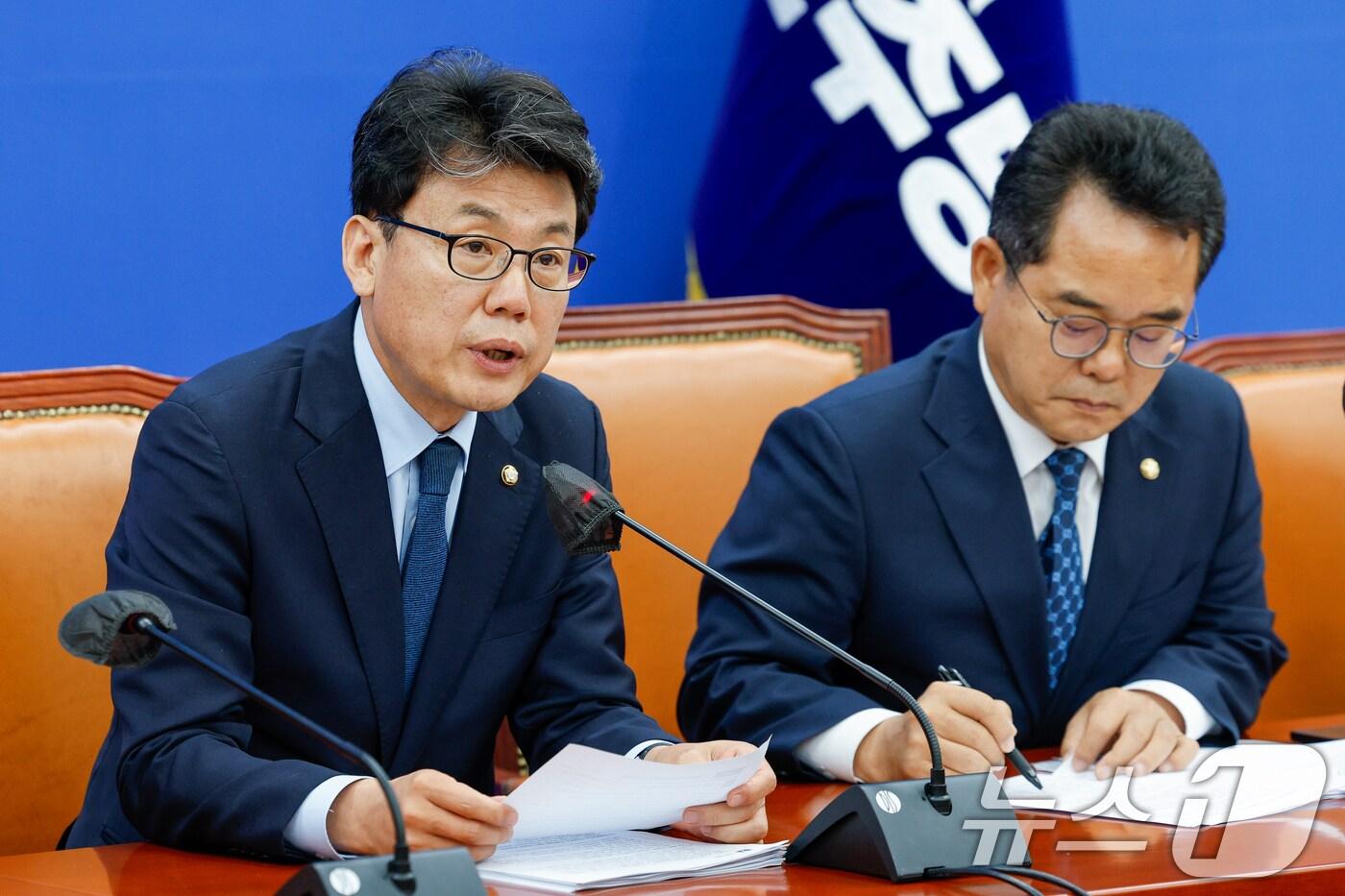 본문 이미지 - 진성준 더불어민주당 정책위의장이 18일 오전 서울 여의도 국회에서 열린 원내대책회의에 참석해 모두 발언하고 있다. 2024.6.18/뉴스1 ⓒ News1 안은나 기자