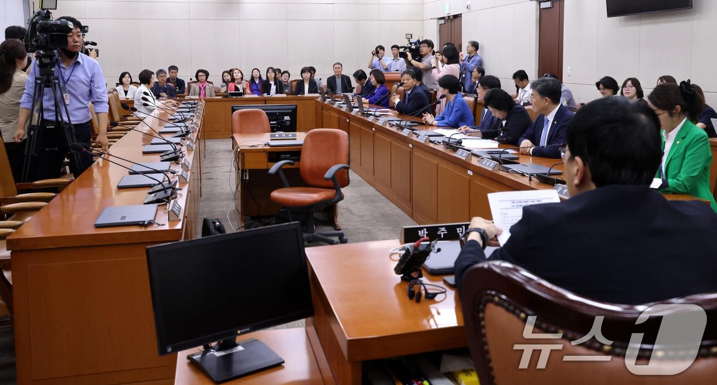 본문 이미지 - 박주민 국회 보건복지위원회 위원장(오른쪽)이 18일 오전 서울 여의도 국회 복지위 소회의실에서 열린 '의사 집단휴진 관련 환자단체 간담회'에서 발언하고 있다. 이날 간담회에는 한국환자단체연합회·한국희귀난치성질환연합회·한국유방암환우총연합회·한국중증질환연합회가 참석했다. (공동취재) 2024.6.18/뉴스1 ⓒ News1 김민지 기자