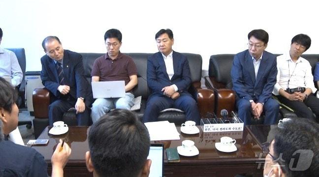 본문 이미지 - 김관영 전북특별자치도지사(사진 가운데)가 18일 전주시청 브리핑룸에서 기자간담회를 갖고 전주완주 통합에 대한 입장을 밝히고 있다.(전주시 제공)/뉴스1