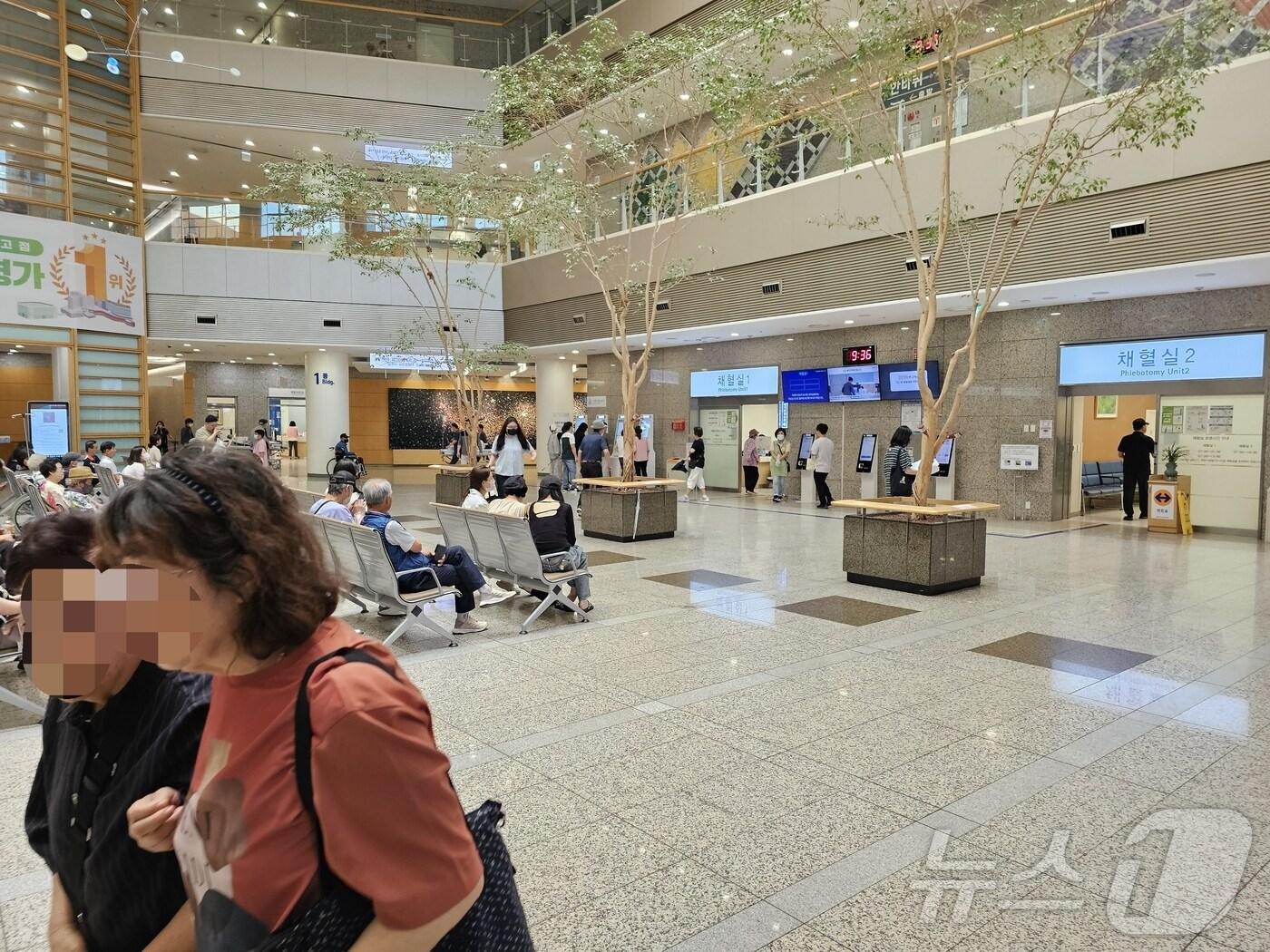 본문 이미지 - 의료계가 집단 휴진을 예고한 18일 오전 9시 30분쯤 경기 성남시 분당구 구미동 분당서울대병원 1층 채혈실 앞 대기석에 환자들이 순서를 기다리고 있다. 2024.6.18/뉴스1