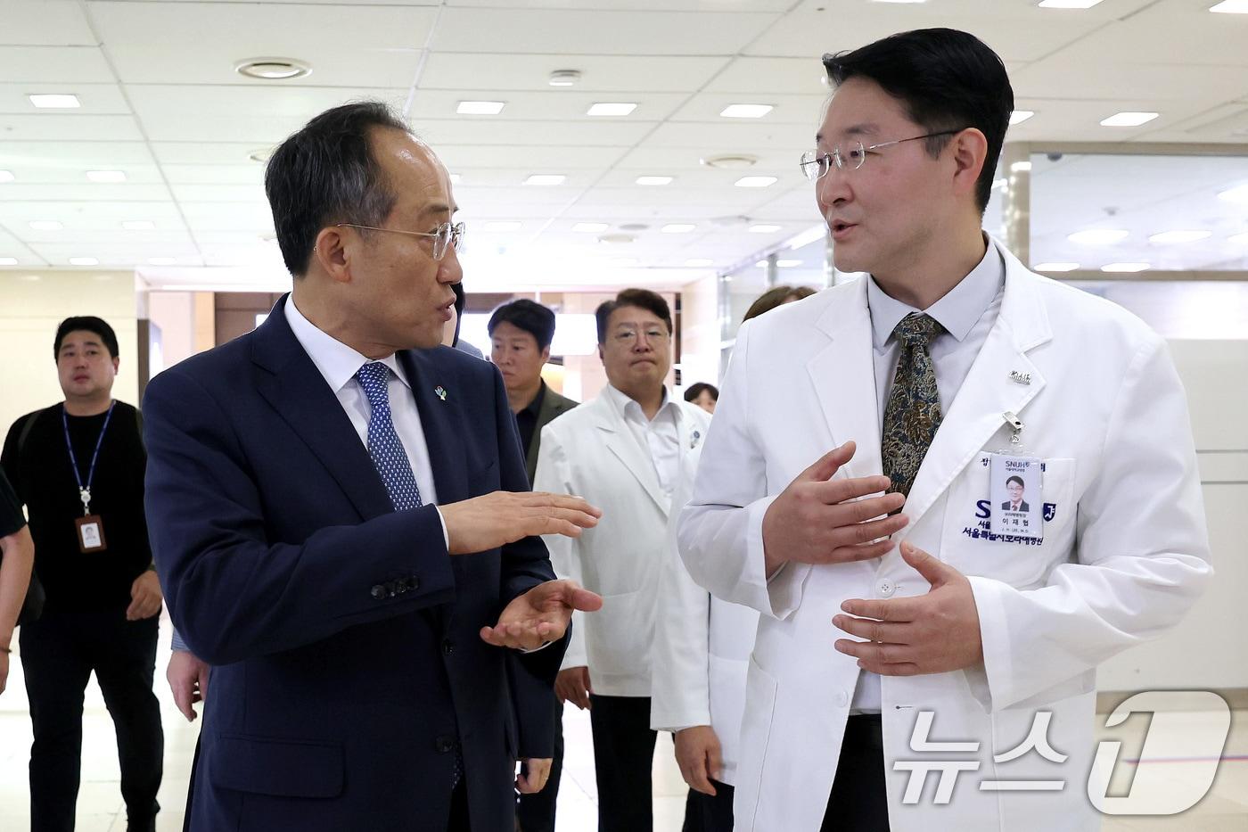 본문 이미지 - 추경호 국민의힘 원내대표와 이재협 병원장이 18일 오전 서울 동작구 보라매병원에서 면담을 위해 이동하고 있다. 2024.6.18/뉴스1 ⓒ News1 이동해 기자