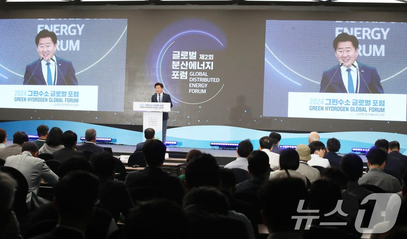 2024년 제주국제컨벤션센터에서 2024 그린수소 글로벌 포럼과 함께 열린 제2회 글로벌 분산에너지 포럼 &#39;분산에너지 활성화 전략&#39; 세션에서 오영훈 제주도지사가 개회사를 하고 있다&#40;자료사진&#41;/뉴스1