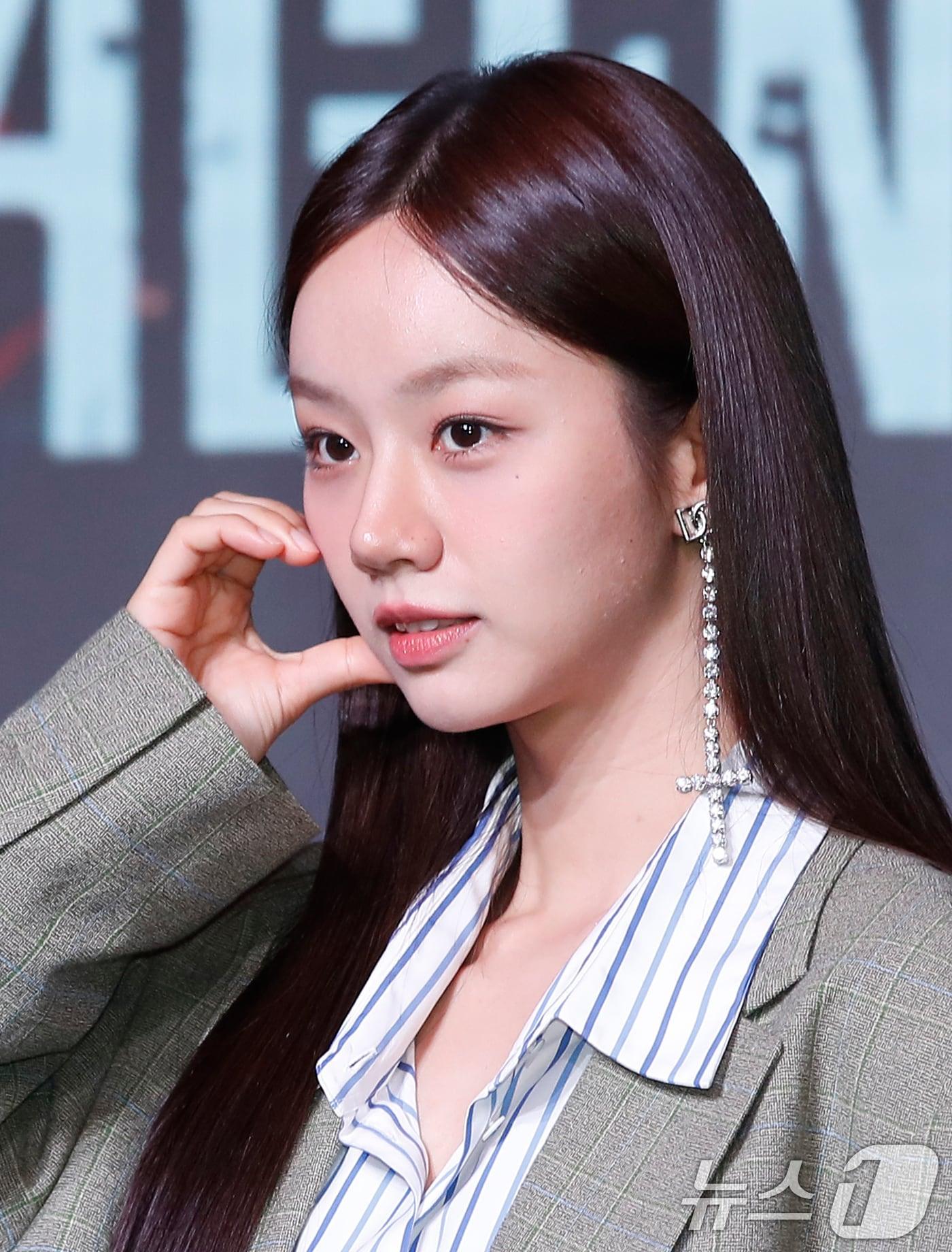 본문 이미지 - 배우 혜리가 18일 서울 마포구 호텔 나루 서울 엠갤러리에서 열린 넷플릭스 오리지널 예능 '미스터리 수사단' 제작발표회에서 포즈를 취하고 있다. '미스터리 수사단'은 과학적으로 설명할 수 없는 기묘한 사건들을 추적하고 해결하는 어드벤처 추리 예능이다. 2024.6.18/뉴스1 ⓒ News1 권현진 기자