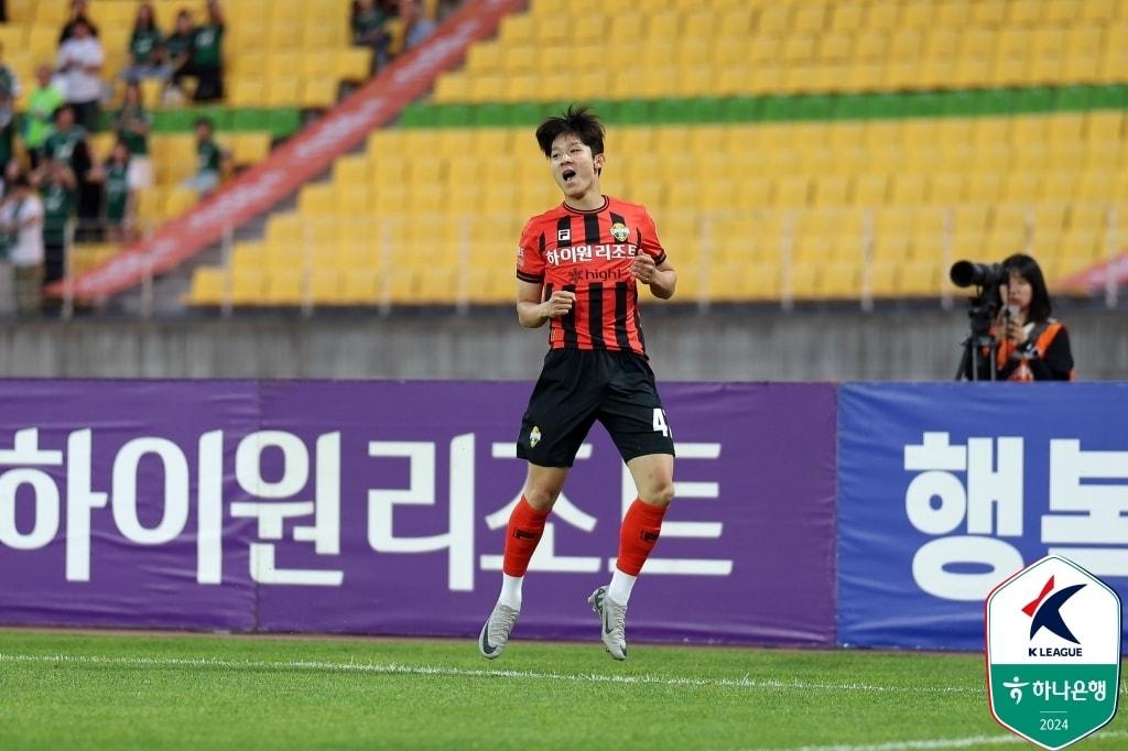 본문 이미지 - 강원FC와 프로 계약을 체결한 양민혁. (한국프로축구연맹 제공)