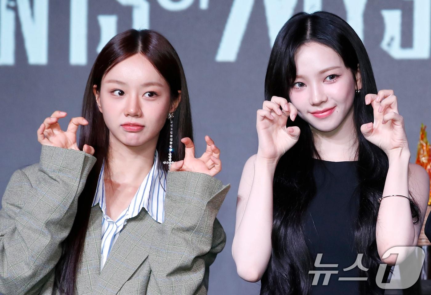 배우 혜리와 에스파 카리나(오른쪽)가 18일 서울 마포구 호텔 나루 서울 엠갤러리에서 열린 넷플릭스 오리지널 예능 '미스터리 수사단' 제작발표회에서 포즈를 취하고 있다. '미스터리 수사단'은 과학적으로 설명할 수 없는 기묘한 사건들을 추적하고 해결하는 어드벤처 추리 예능이다. 2024.6.18/뉴스1 ⓒ News1 권현진 기자