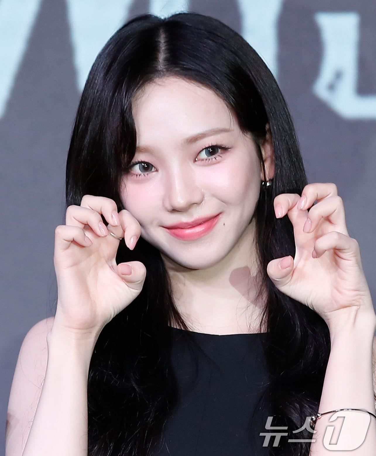 본문 이미지 - 에스파 카리나가 18일 서울 마포구 호텔 나루 서울 엠갤러리에서 열린 넷플릭스 오리지널 예능 '미스터리 수사단' 제작발표회에서 포즈를 취하고 있다. '미스터리 수사단'은 과학적으로 설명할 수 없는 기묘한 사건들을 추적하고 해결하는 어드벤처 추리 예능이다. 2024.6.18/뉴스1 ⓒ News1 권현진 기자