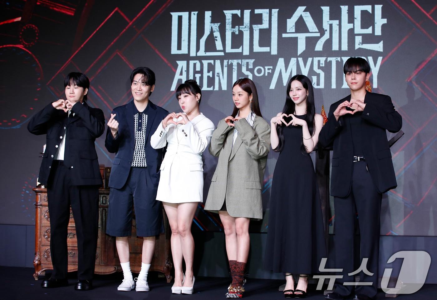 이용진(왼쪽부터)과 존박, 이은지, 혜리, 카리나, 김도훈이 18일 서울 마포구 호텔 나루 서울 엠갤러리에서 열린 넷플릭스 오리지널 예능 '미스터리 수사단' 제작발표회에서 포즈를 취하고 있다. '미스터리 수사단'은 과학적으로 설명할 수 없는 기묘한 사건들을 추적하고 해결하는 어드벤처 추리 예능이다. 2024.6.18/뉴스1 ⓒ News1 권현진 기자