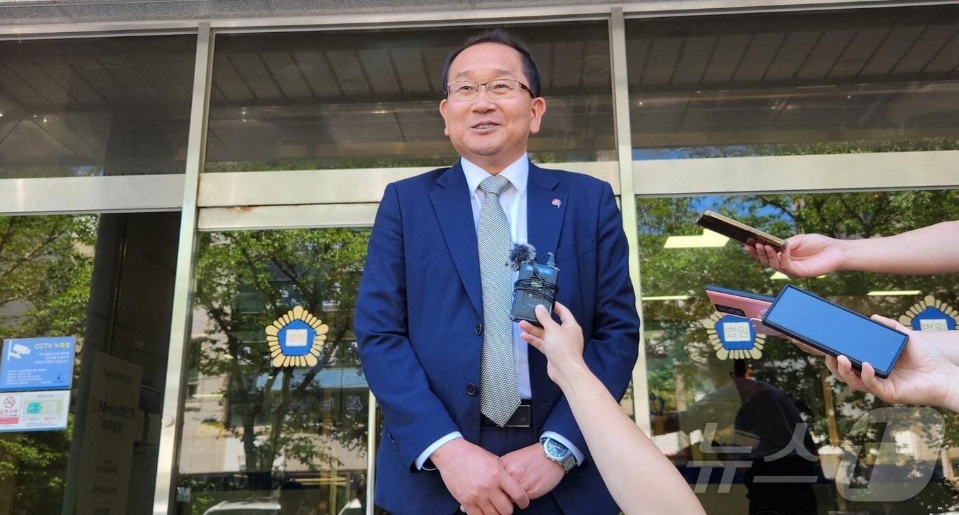  강병삼 제주시장이 18일 제주지방법원에서 농지법 위반 혐의 첫 공판 직후 기자들을 만나 입장을 밝히고 있다./뉴스1