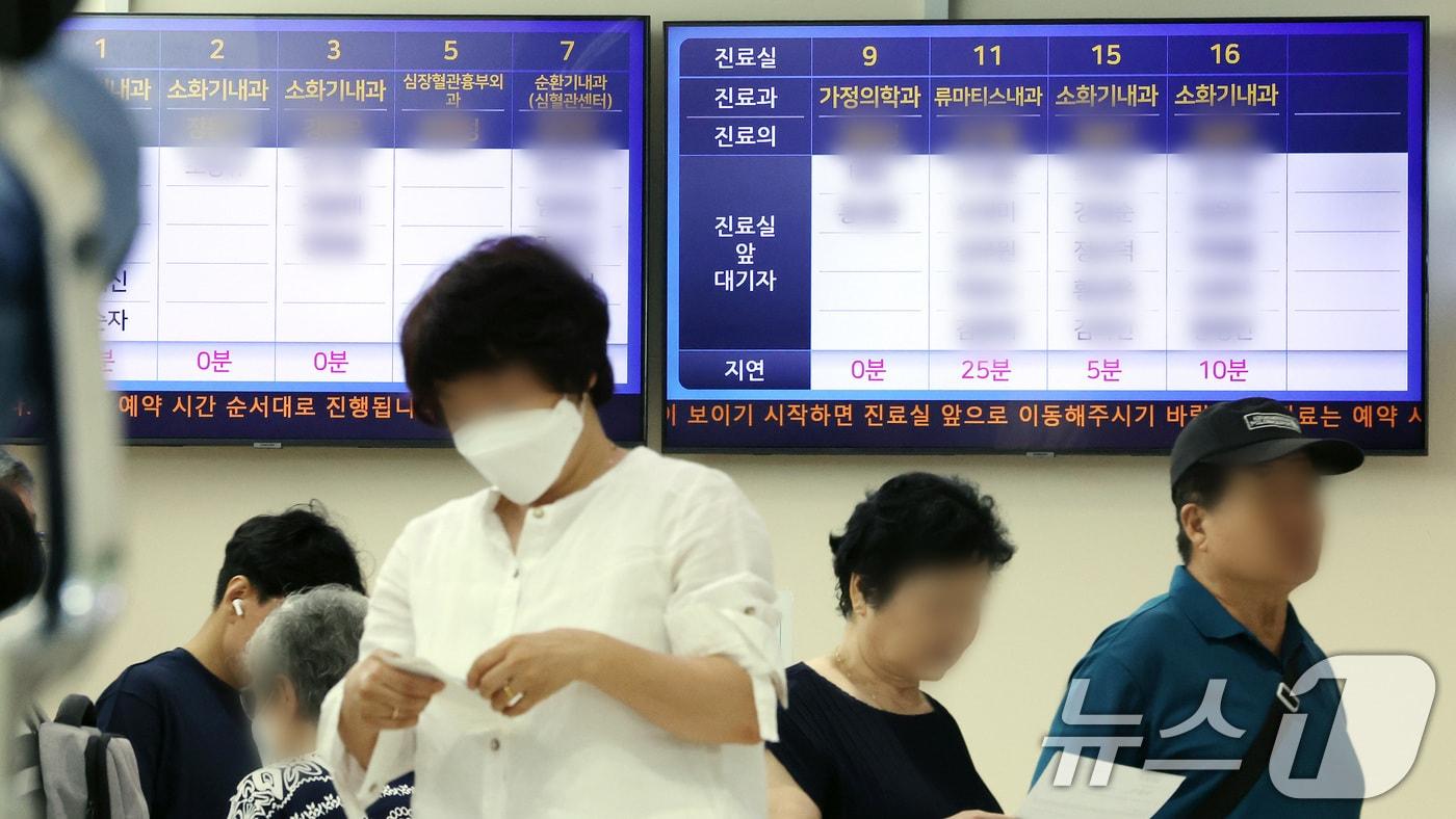 본문 이미지 - 서울대병원을 시작으로 의료계 집단휴진이 본격화된 18일 서울시내 한 종합병원에 설치된 모니터에 진료지연 안내문구가 나오고 있다. 2024.6.18/뉴스1 ⓒ News1 이동해 기자