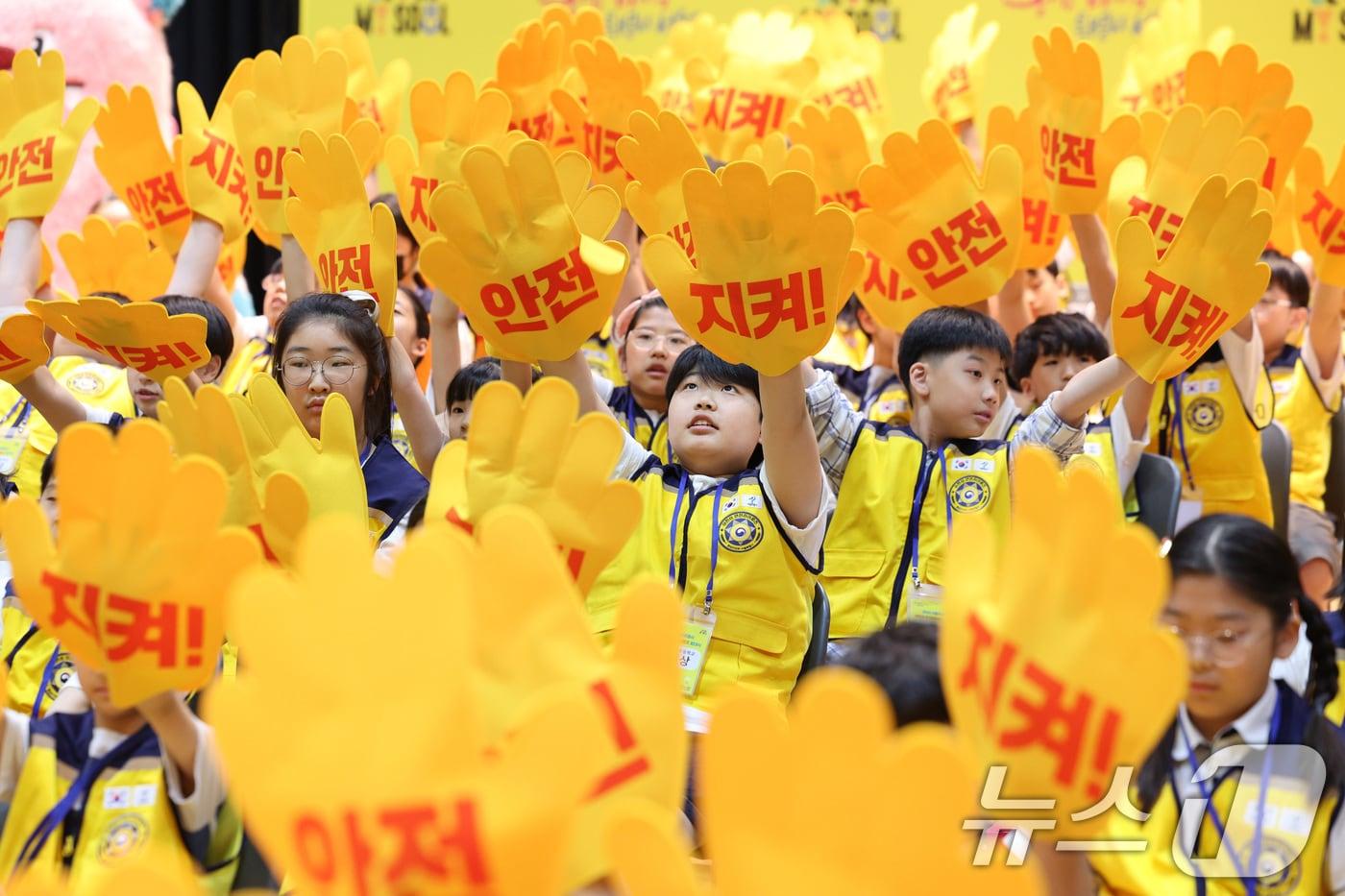 서울시 어린이 안전히어로즈 대원들이 18일 오전 서울시청에서 열린 어린이 안전히어로즈 발대식에서 안전 실천 다짐 퍼포먼스를 하고 있다. 2024.6.18/뉴스1 ⓒ News1 신웅수 기자