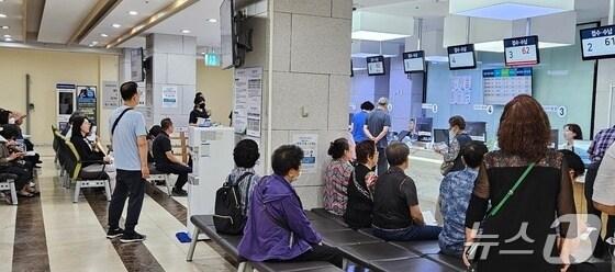 본문 이미지 - 의협이 예고한 전면 휴진 당일인 18일 오전 부산대병원 외래진료 접수 창구가 환자들로 붐비고 있다.2024.6.18/ 뉴스1 ⓒ News1 조아서