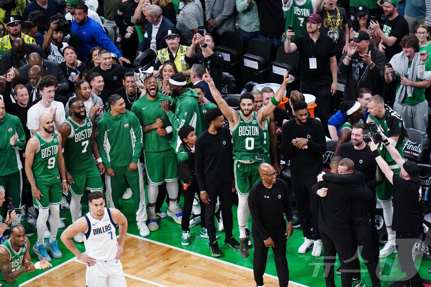보스턴 셀틱스가 18일 댈러스와의 경기에서 106-88로 승리하고 NBA 파이널 정상에 올랐다. ⓒ 로이터=뉴스1 ⓒ News1 