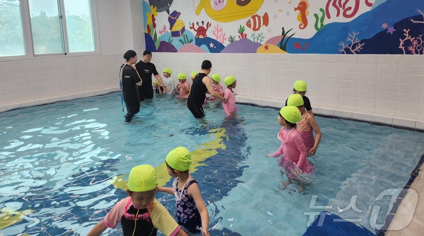 본문 이미지 - 충북도교육청 학생수련원 학생수영장은 도내 유아들의 몸 근육과 마음 근육을 키우기 위해 유아전용풀을 새롭게 단장했다.(충북교육청 제공)/뉴스1