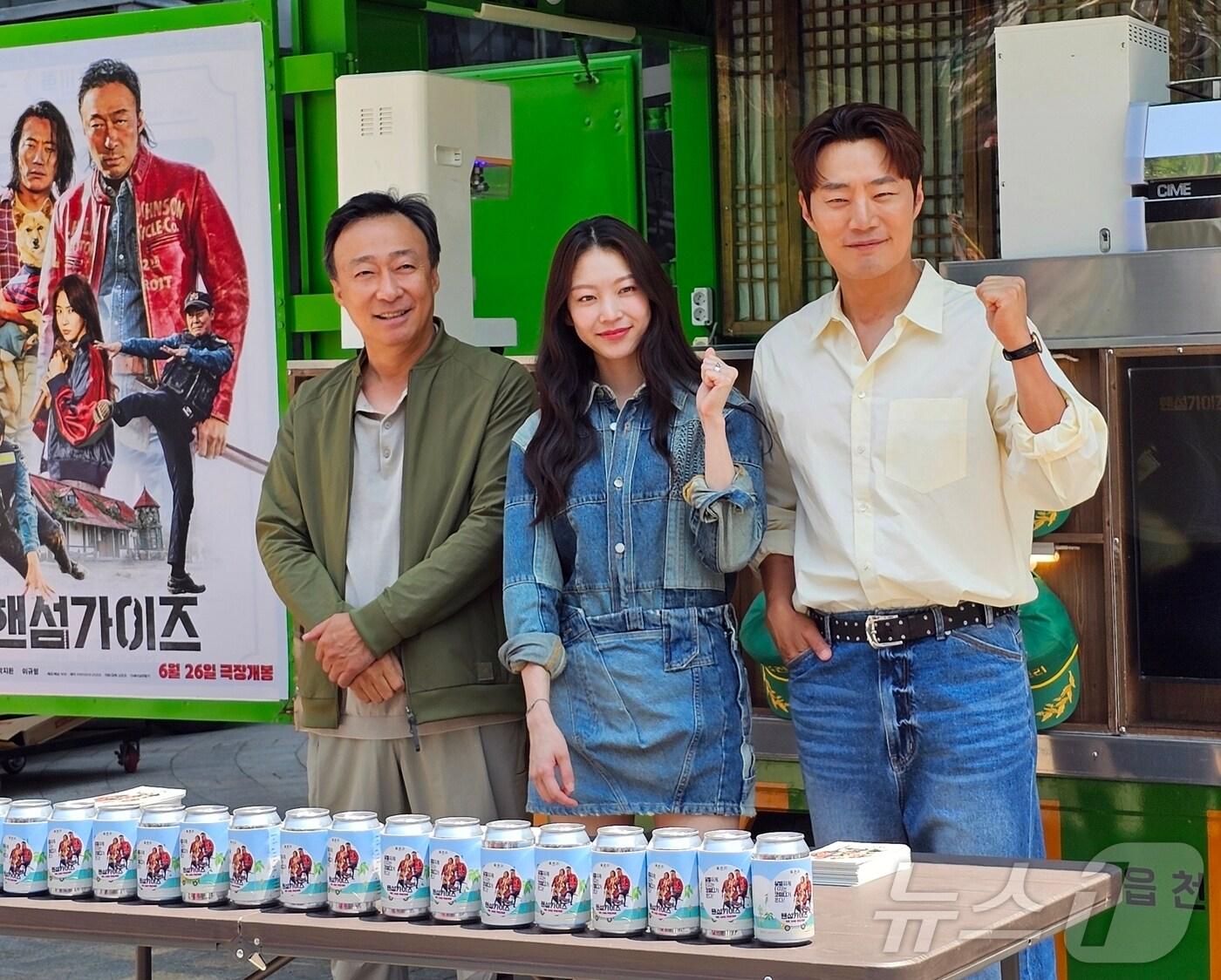 본문 이미지 - 18일 낮 12시 서울 종로구 청계천로 인근에서 '핸섬가이즈'의 커피차 이벤트가 열려 배우 이성민, 공승연, 이희준(왼쪽부터)이 참석했다. ⓒ 뉴스1 고승아 기자