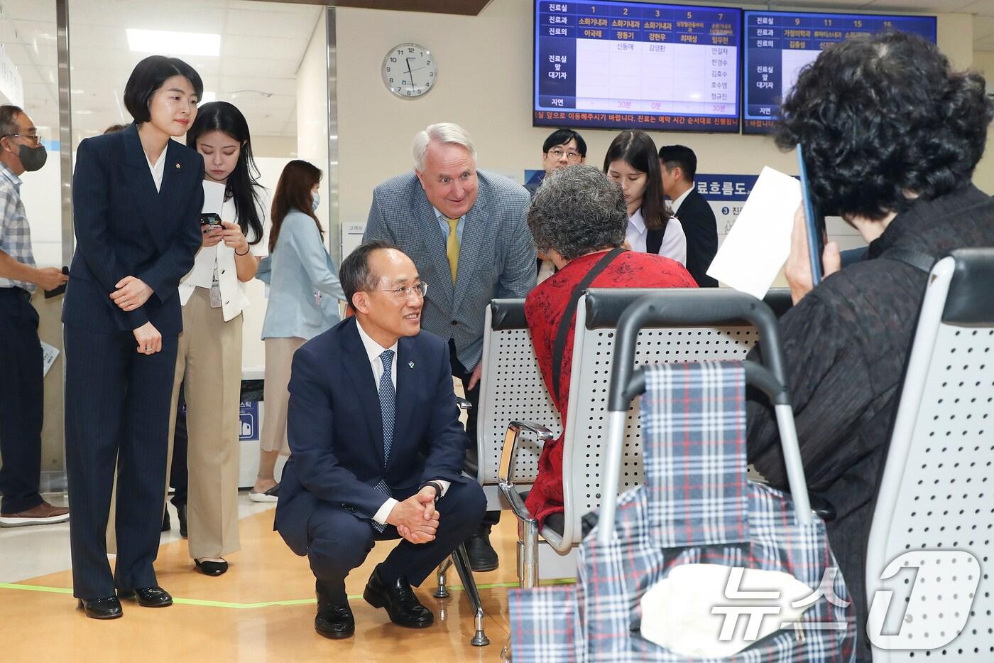 본문 이미지 - 추경호 국민의힘 원내대표와 인요한 의료개혁특위 위원장이 18일 오전 서울 동작구 보라매병원을 방문해 환자들과 대화하고 있다. (국민의힘 제공) 2024.6.18/뉴스1 ⓒ News1 안은나 기자