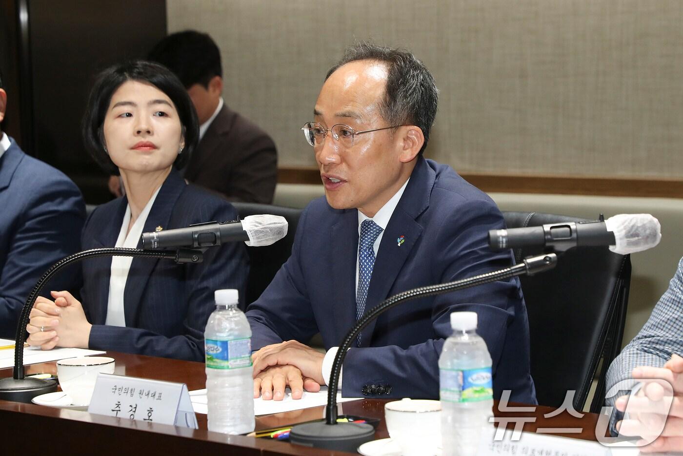 본문 이미지 - 추경호 국민의힘 원내대표와 인요한 의료개혁특위 위원장이 18일 오전 서울 동작구 보라매병원을 찾아 이재협 병원장을 비롯한 의료진과 면담하고 있다. (국민의힘 제공) 2024.6.18/뉴스1 ⓒ News1 안은나 기자
