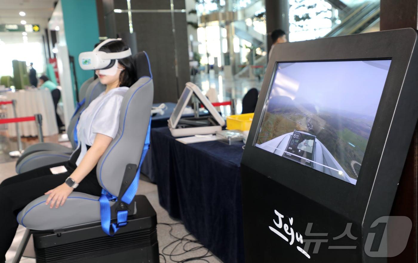 본문 이미지 - 산업통상자원부와 제주특별자치도가 공동 주최한 '2024 그린수소 글로벌 포럼'이 열리고 있는 18일 오후 제주국제컨벤션센터 1층 로비에서 '그린수소 허브 아일랜드 가상체험'이 진행되고 있다.2024.6.18./뉴스1