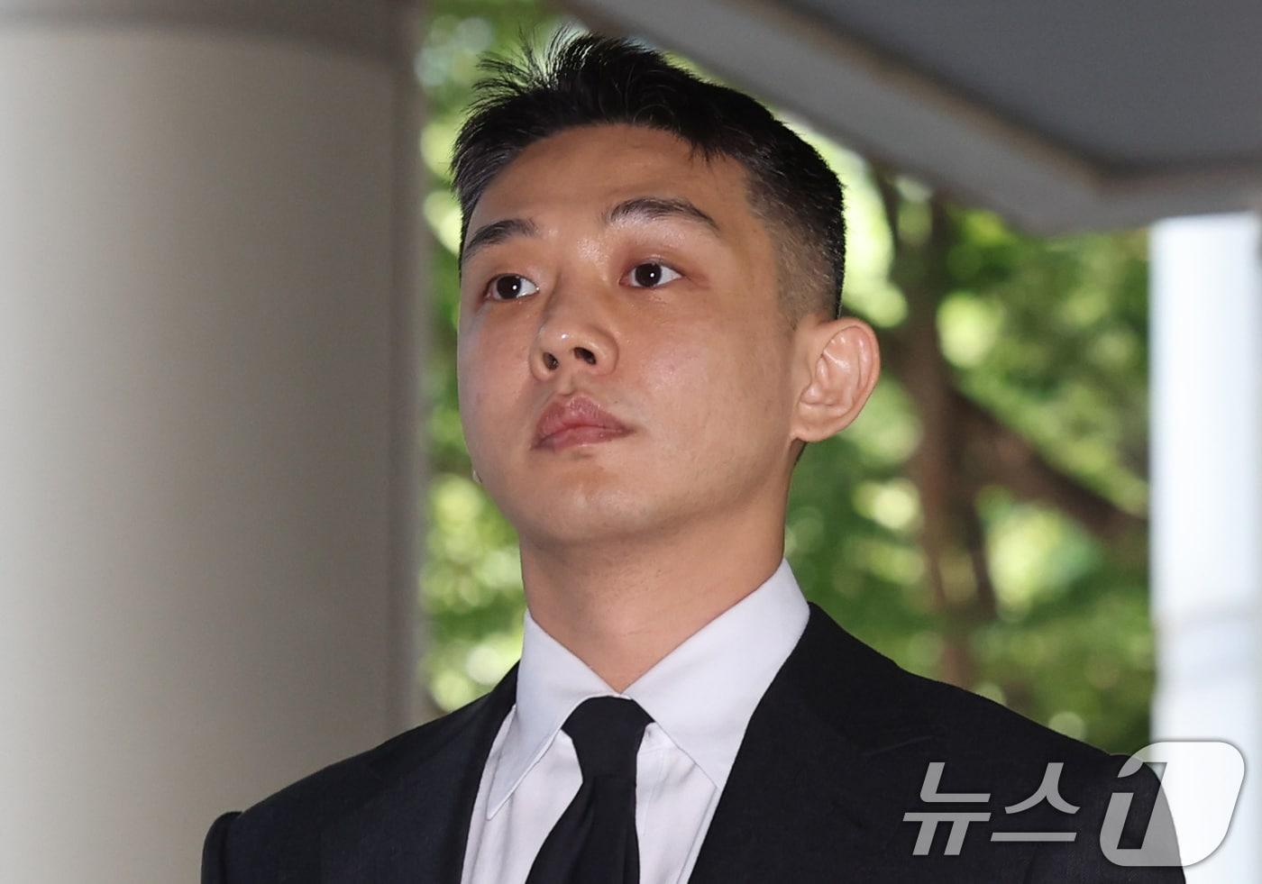 본문 이미지 - 마약 투약 혐의를 받는 배우 유아인(본명 엄홍식)이 18일 오후 서울 서초구 서울중앙지법에서 열린 6차 공판에 출석하고 있다. 2024.6.18/뉴스1 ⓒ News1 박지혜 기자