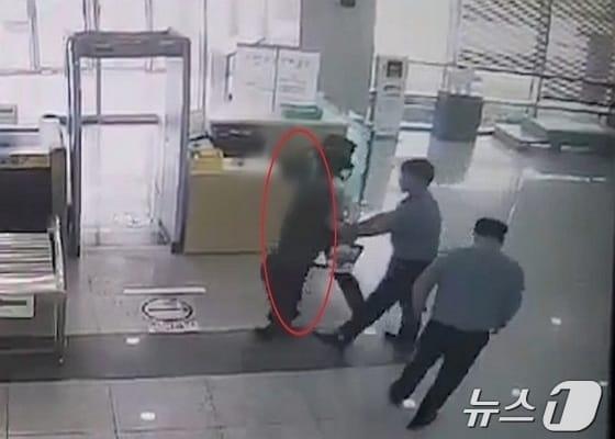 본문 이미지 - 지난달 23일 부산지법 서부지원 보안검색대 앞에서 A씨가 체포된 장면. (CCTV 영상갈무리) 