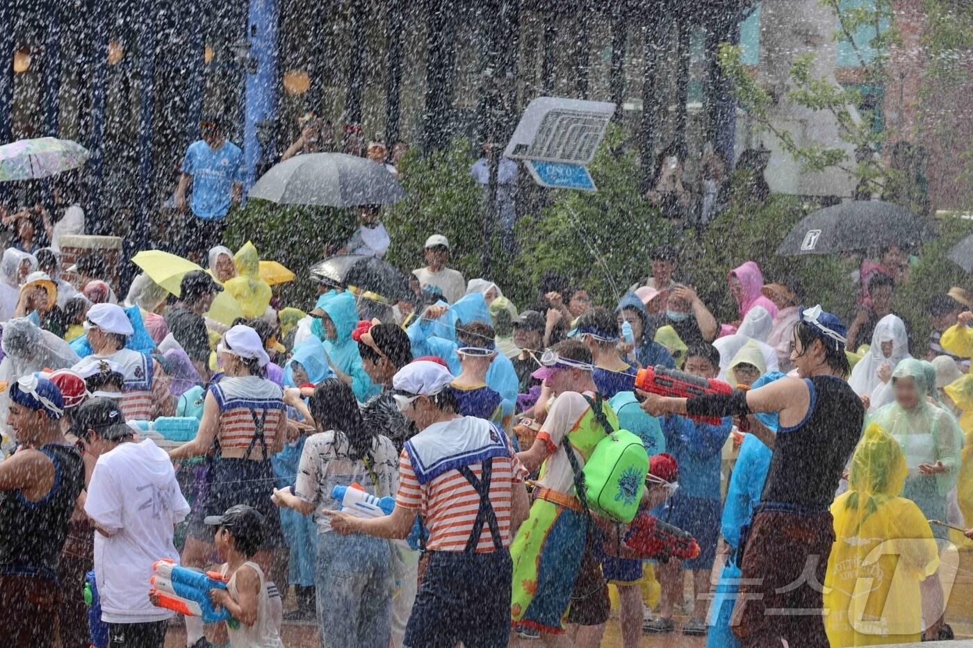 롯데월드 어드벤처 부산에서 쿨링퍼레이드가 펼쳐지고 있다(롯데월드 부산 제공)