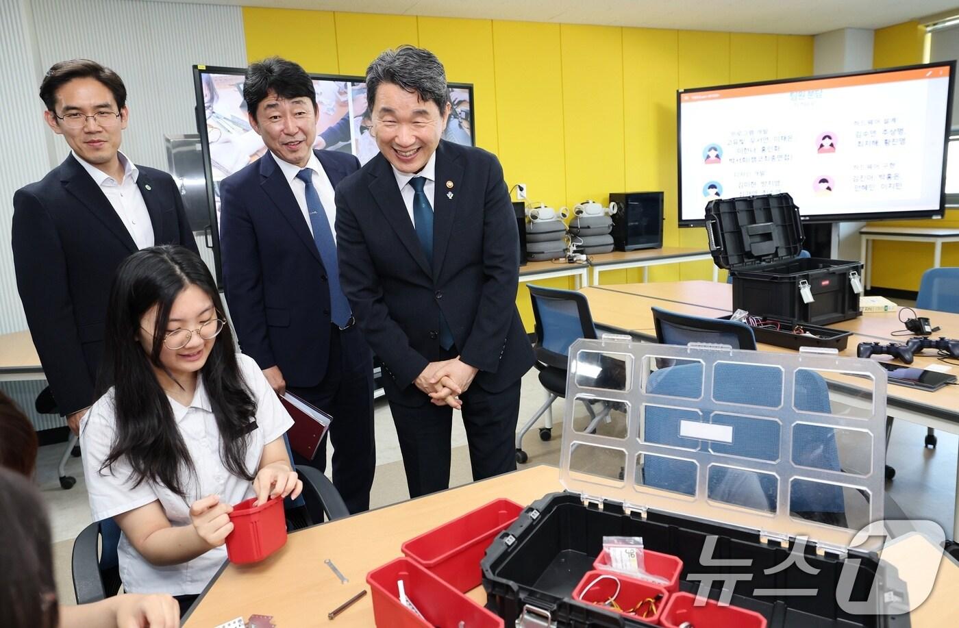 본문 이미지 - 이주호 사회부총리 겸 교육부 장관이 6월 18일 충남 천안시에 위치한 '협약형 특성화고' 천안여자상업고등학교를 방문, 수업을 참관하고 있다. (교육부 제공) /뉴스1