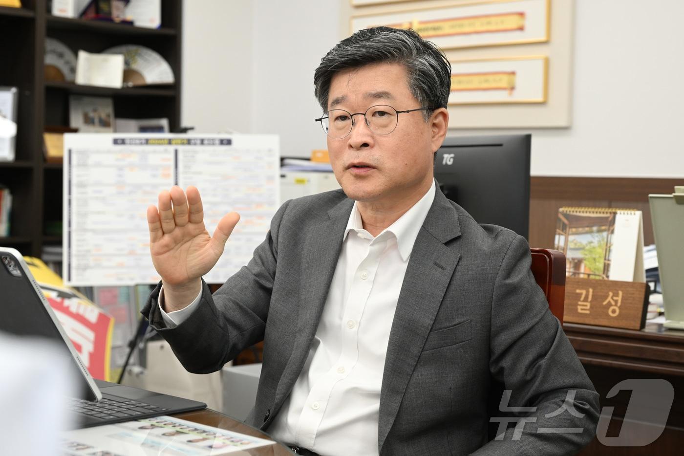 본문 이미지 - 김길성 중구청장이 뉴스1과 인터뷰를 하고 있다.(중구청 제공)
