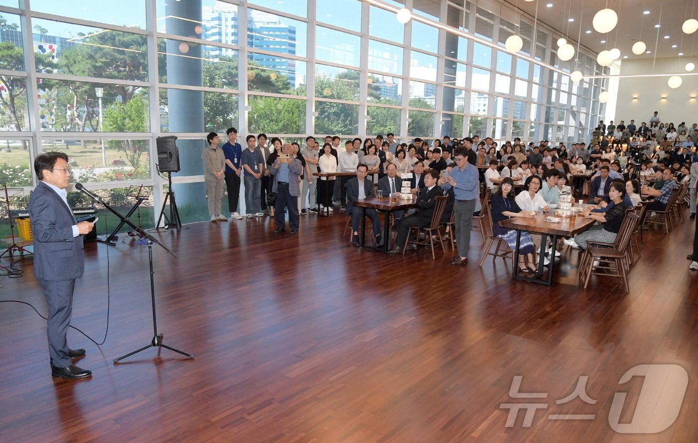 강기정 광주시장이 18일 시청 시민홀에서 열린 6월 정례조회에 참석해 민선 8기 2주년을 앞두고 함께 해 온 공직자들에게 감사의 마음을 담은 편지를 읽고 있다.(광주시 제공)2024.6.18/뉴스1 