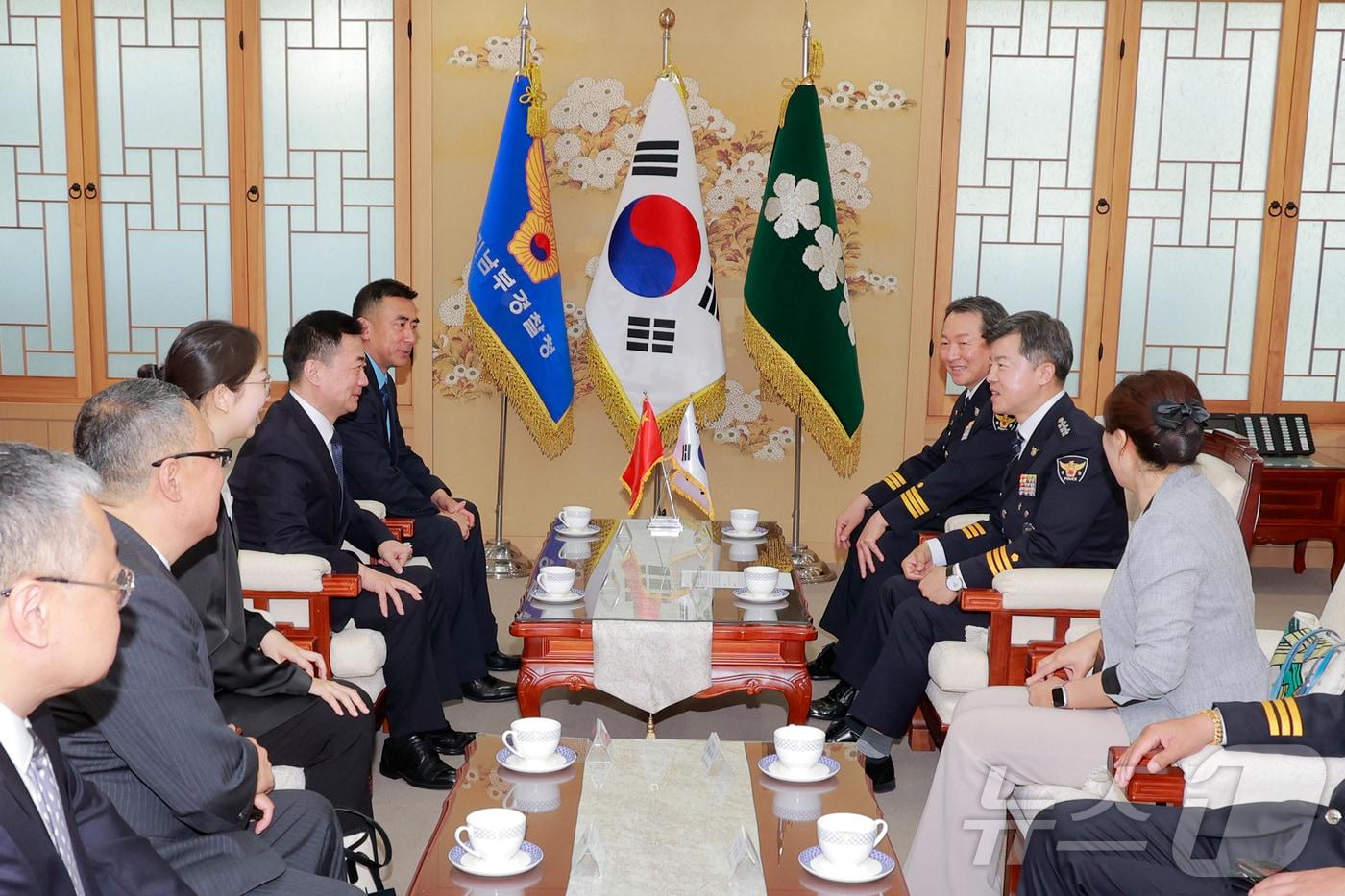 본문 이미지 - 경기남부경찰청이 18일 청사 제1회의실에서 중국 헤이룽장성 공안청과 회의를 갖고, 국제 공조를 강화하는 데 뜻을 모으고 있다. (경기남부경찰청 제공) 2024.6.18/뉴스1 