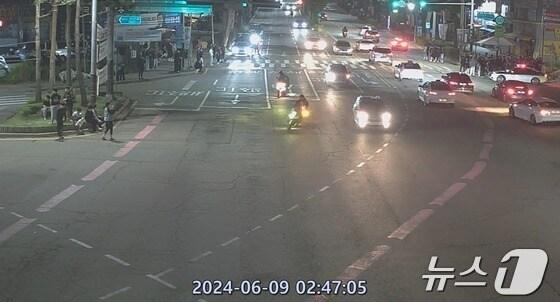 본문 이미지 - 지난 9일 청주 복대동 공단오거리에서 이륜차 폭주족들이 굉음을 내며 교통안전을 위협하고 있는 모습./뉴스1