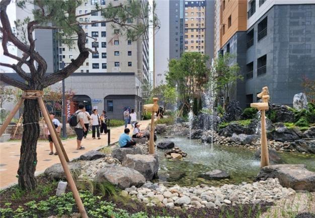 본문 이미지 - 천동3구역 리더스시티 입주 예정자들이 사전방문행사에서 시설을 둘러보고 있다.( LH 대전충남본부 제공)/ 뉴스1 