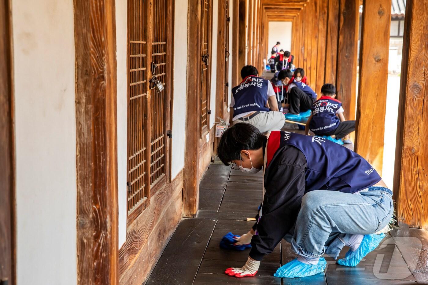 현대모비스 임직원이 참여하는 문화재 보존 활동 모습(현대모비스 제공) 