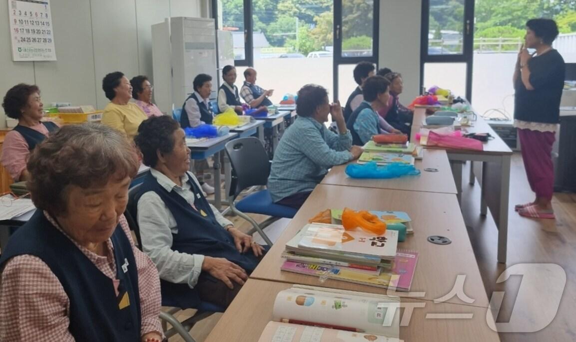 본문 이미지 - 김천 증산초 노인 신입생 수업모습(증산초등학교 제공) 2024.6.18/뉴스1