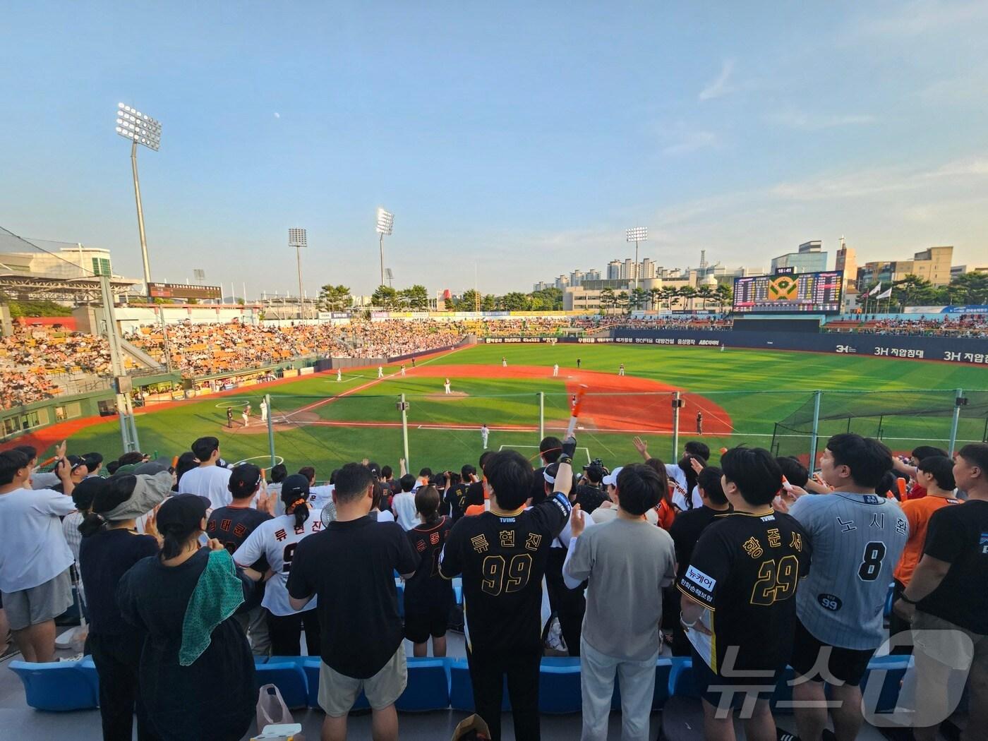 본문 이미지 - 한화이글스 팬들이 열띤 응원을 펼치고 있다.2024.6.18/뉴스1 이재규 기자 
