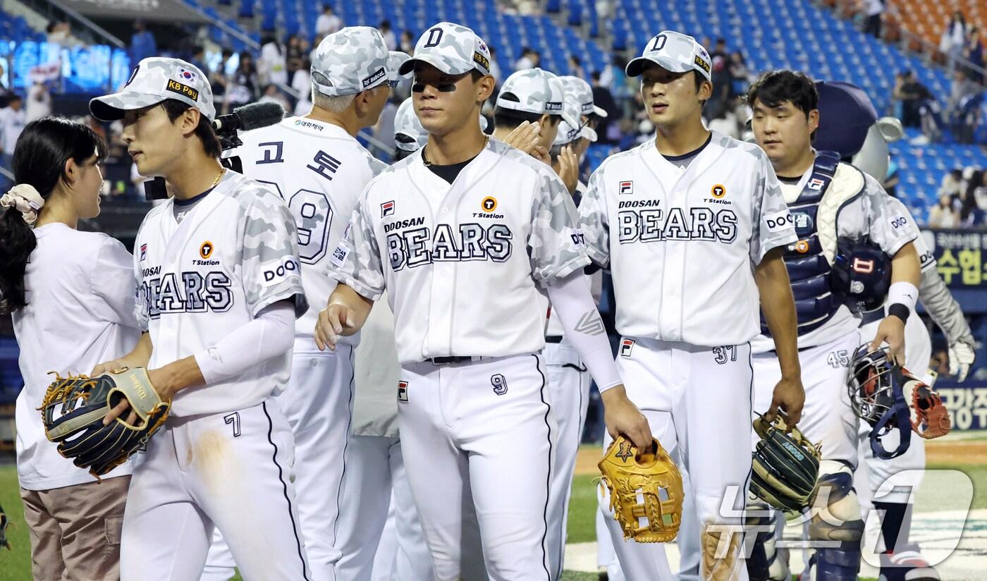 18일 오후 서울 송파구 잠실야구장에서 열린 프로야구 '2024 신한 SOL 뱅크 KBO리그' 두산 베어스와 NC 다이노스의 경기에서 승리한 두산 선수들이 하이파이브를 하고 있다. 2024.6.18/뉴스1 ⓒ News1 김명섭 기자