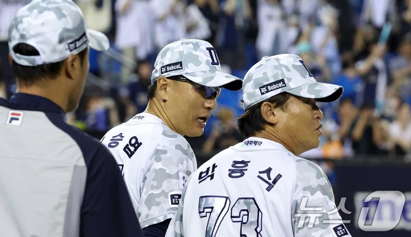 본문 이미지 - 18일 오후 서울 송파구 잠실야구장에서 열린 프로야구 '2024 신한 SOL 뱅크 KBO리그' 두산 베어스와 NC 다이노스의 경기에서 승리한 두산 이승엽 감독이 박흥식 코치와 대화를 하고 있다. 2024.6.18/뉴스1 ⓒ News1 김명섭 기자