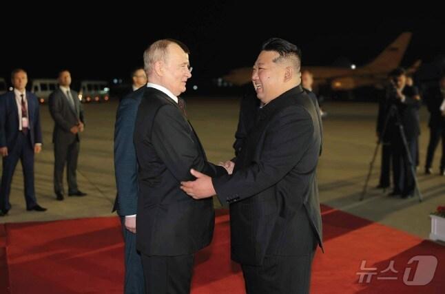 본문 이미지 - (평양 노동신문=뉴스1) = 19일 평양 공항에서 만나 악수하는 푸틴 대통령과 김정은 총비서.[국내에서만 사용가능. 재배포 금지. DB 금지. For Use Only in the Republic of Korea. Redistribution Prohibited] rodongphoto@news1.kr