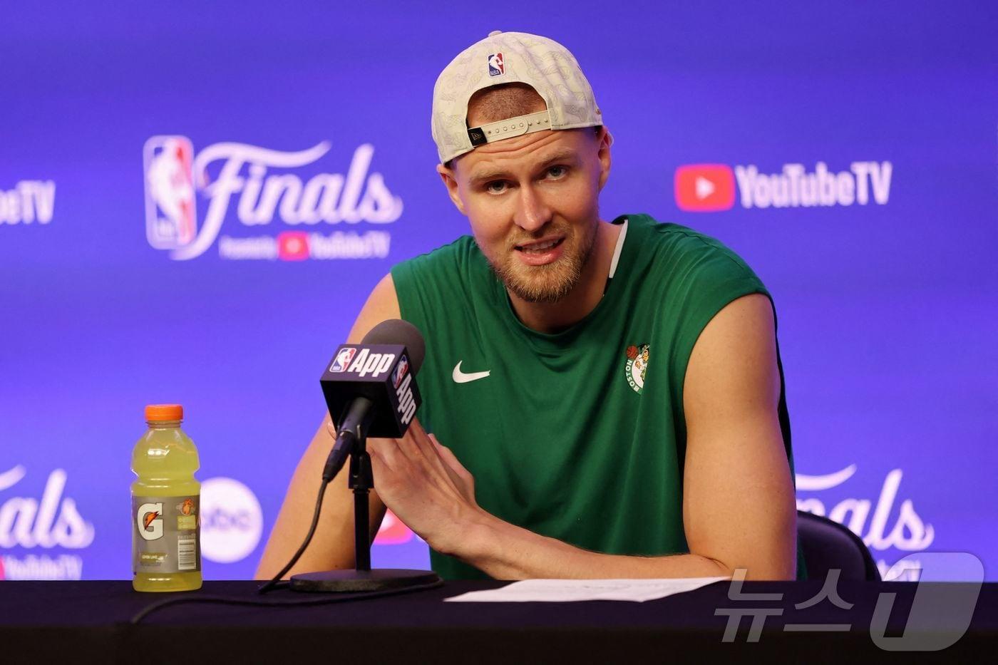 본문 이미지 - NBA 보스턴의 센터 포르징기스가 우승 후 다리 수술을 받는다. ⓒ AFP=뉴스1
