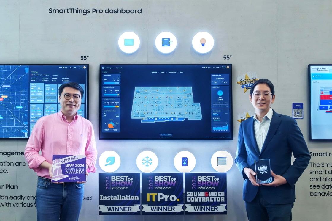 본문 이미지 - 지난 12일부터 14일까지(현지시간) 미국 라스베이거스에서 열린 북미 최대 디스플레이 전시회 '인포콤 2024'에서 삼성전자 영상디스플레이사업부 B2B상품기획그룹 이원주 그룹장(왼쪽)과 삼성전자 B2B통합오퍼링센터 B2B솔루션팀 박찬우 부사장이 어워드 기념 촬영을 하고 있다(삼성전자 제공). ⓒ 뉴스1