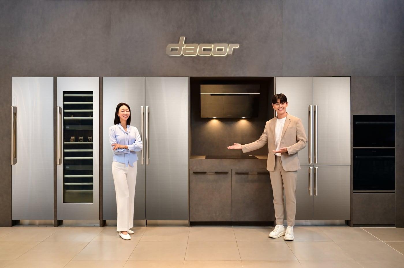 삼성전자 모델이 삼성스토어 신세계 강남점에서 럭셔리 빌트인 가전 브랜드 '데이코(Dacor)' 제품을 소개하고 있다(삼성전자 제공). ⓒ 뉴스1