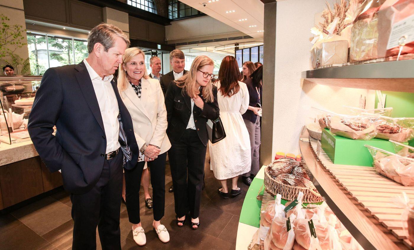 CJ푸드빌은 18일 브라이언 켐프 미국 조지아 주지사와 경제 협력 강화를 논의했다(CJ푸드빌제공)