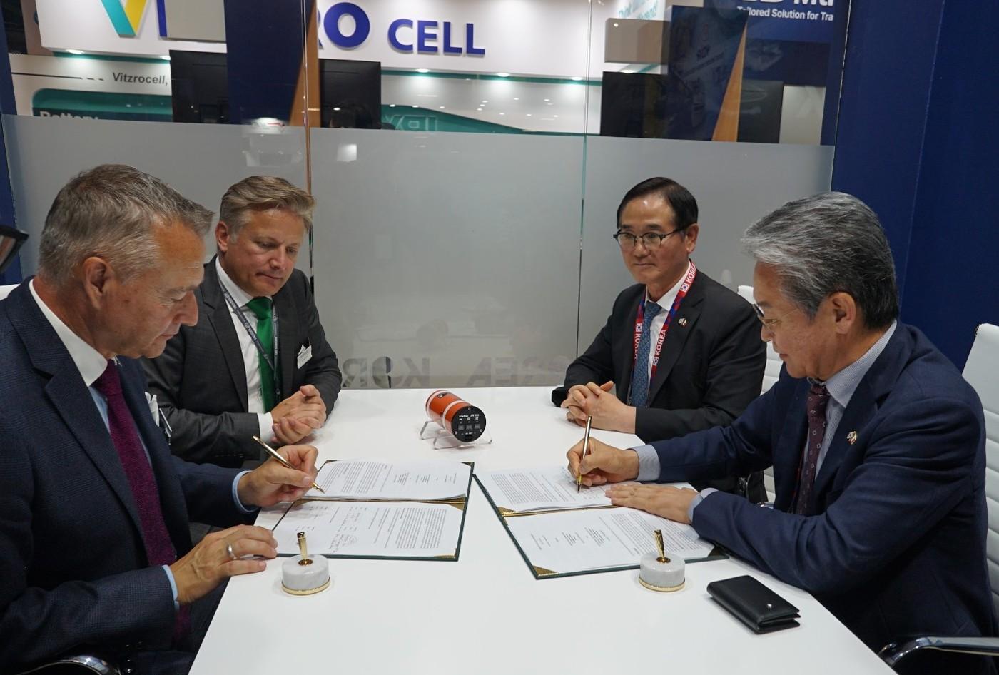 18일(현지시간) 파리 노르 빌팽트 컨벤션센터에서 열리고 있는 유로사토리 2024에서 국내 방산업체 영풍전자가 독일의 글로벌 항전기업 핸솔트와 기술이전 면허생산 계약을 체결하는 모습.(국방부 공동취재단)