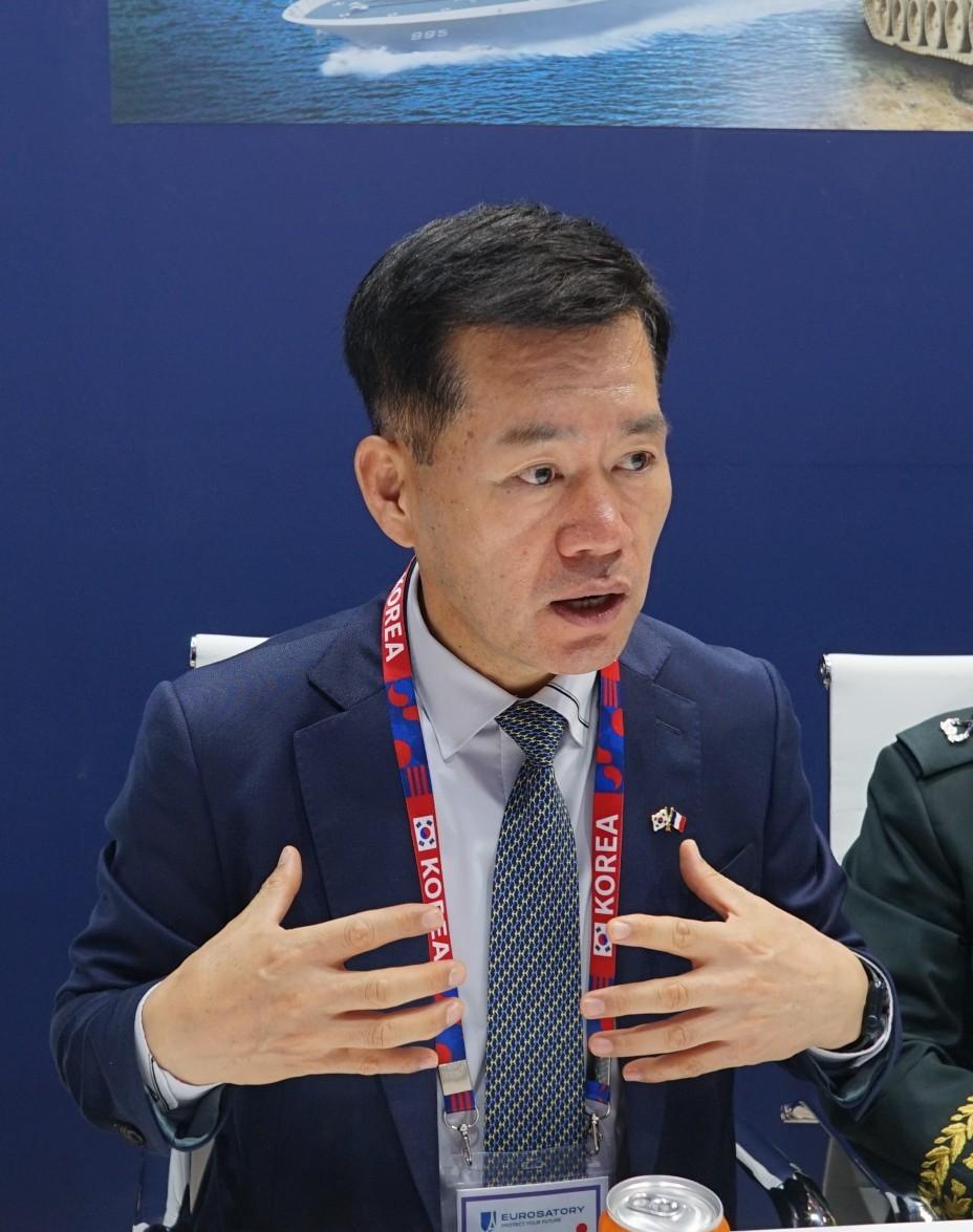 본문 이미지 - 석종건 방위사업청장이 18일(현지시간) 유럽 최대 방산전시회 유로사토리 2024가 열리고 있는 파리 노르 빌팽트 컨벤션센터에서 취재진과 인터뷰를 하고 있다.(국방부 공동취재단)