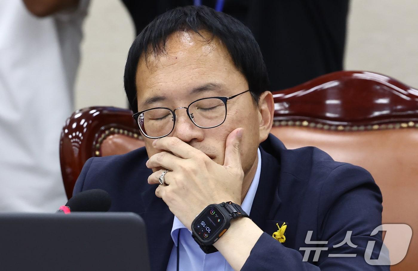 본문 이미지 - 박주민 국회 보건복지위원회 위원장이 19일 오전 서울 여의도 국회에서 국민의힘 위원들이 불참한 가운데 열린 보건복지위원회 2차 전체회의에서 생각에 잠겨 있다. 2024.6.19/뉴스1 ⓒ News1 김민지 기자
