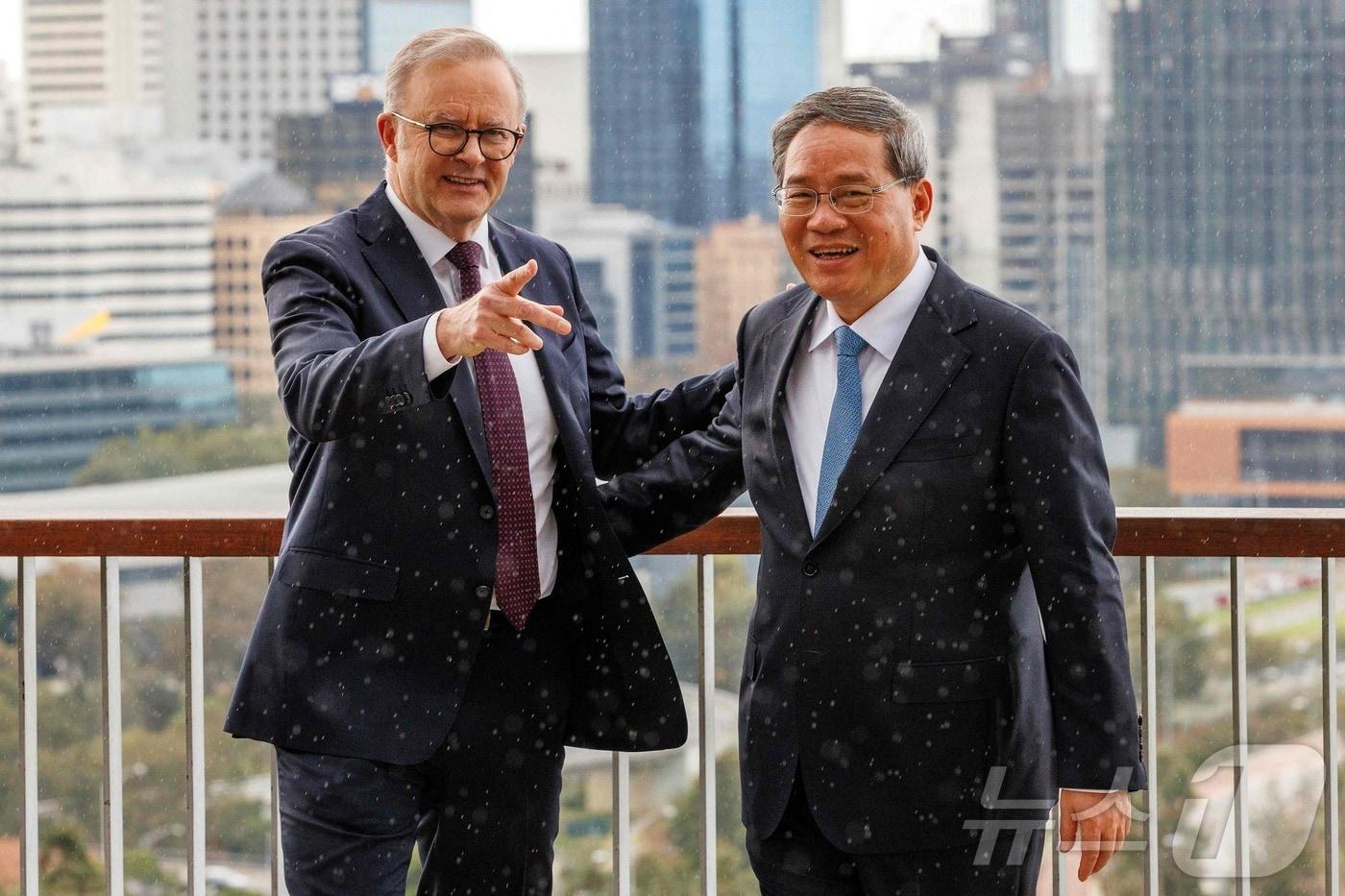 리창 중국 총리가 18일(현지시간) 퍼스에서 열리는 중국-호주 CEO 원탁 회의에 앞서 앤서니 앨버니지 호주 총리와 킹스 파크의 카르타 가르업 전망대를 찾아 얘기를 하고 있다. 2024.06.19 ⓒ AFP=뉴스1 ⓒ News1 우동명 기자